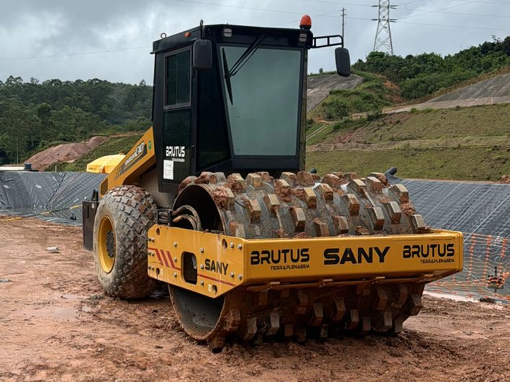 Rolo compactador em terraplanagem