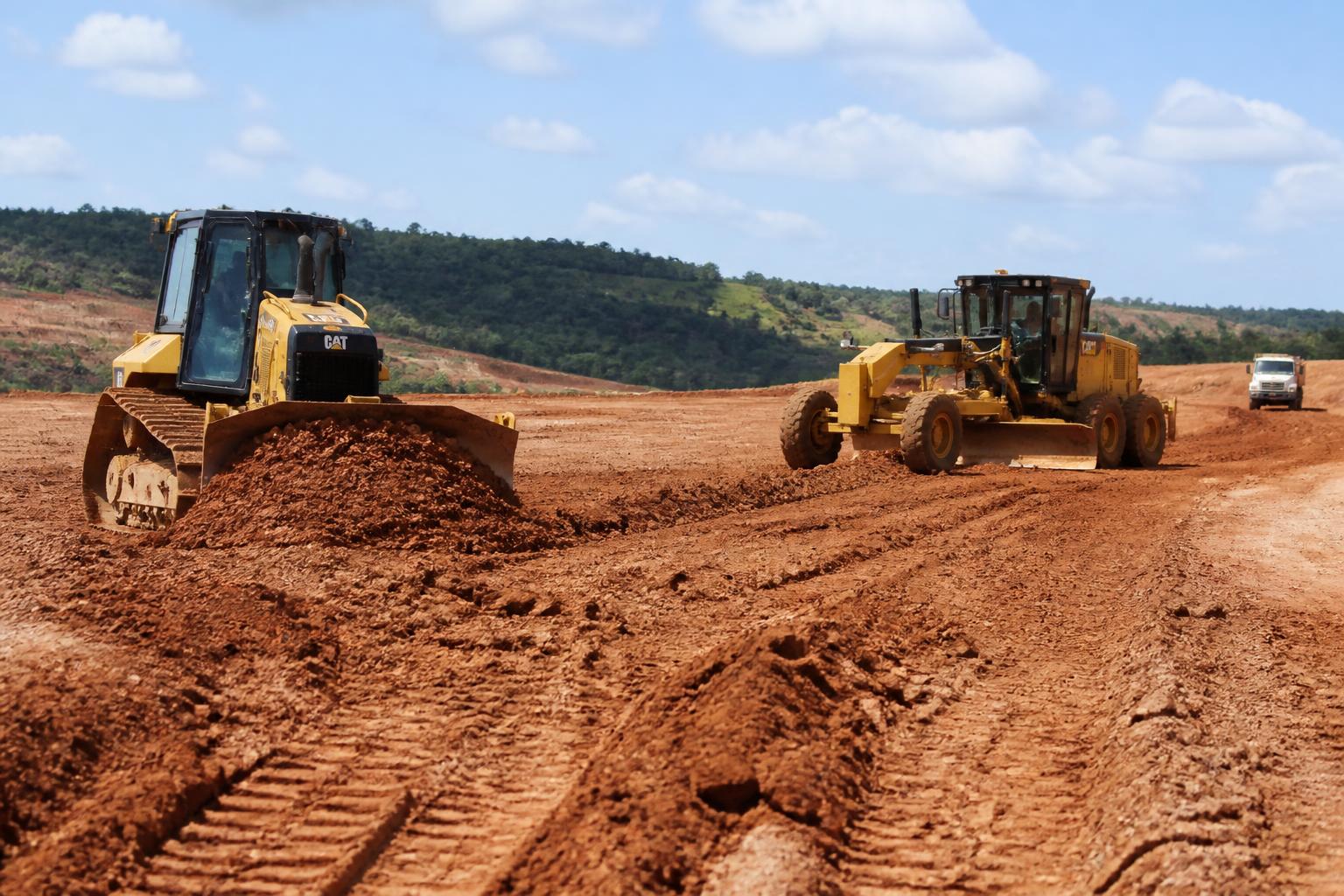 Terraplanagem com escavadeira e pá carregadeira